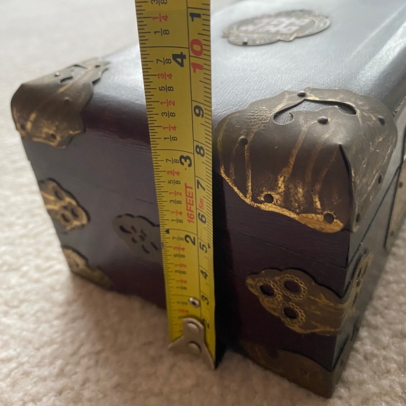 VINTAGE Wooden Chest Jewelry Box Wood and Brass accent with Antique Style Lock - Picture 9 of 11
